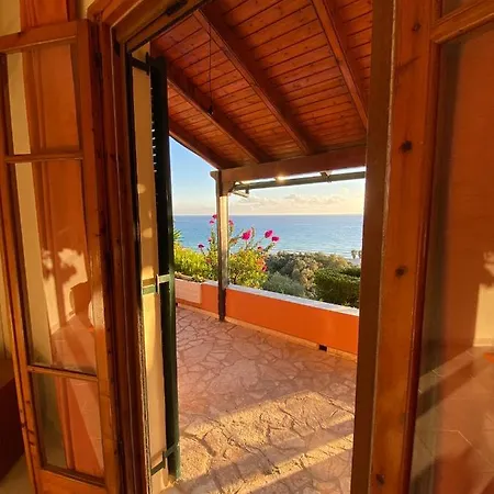 Papadatos Apts With Amazing View - 5mins From The *